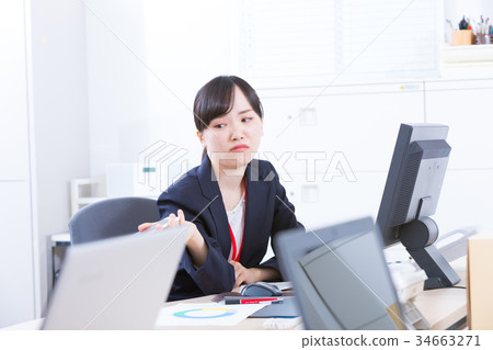 Female employee OL business man corresponding to the phone Office worker Office image Business image 34663271