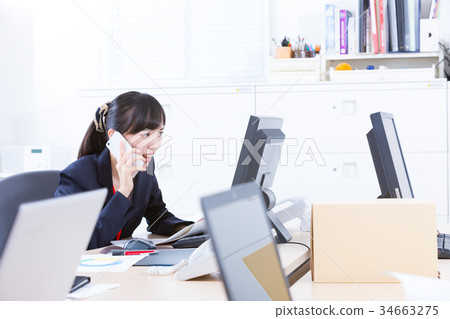 Female employee OL business man corresponding to the phone Office worker Office image Business image 34663275