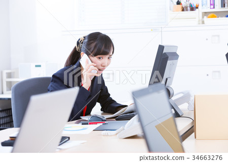 Female employee OL business man corresponding to the phone Office worker Office image Business image 34663276