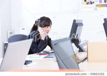 Female employee OL business man corresponding to the phone Office worker Office image Business image 34663282
