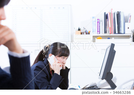 Female employee OL business man corresponding to the phone Office worker Office image Business image 34663286