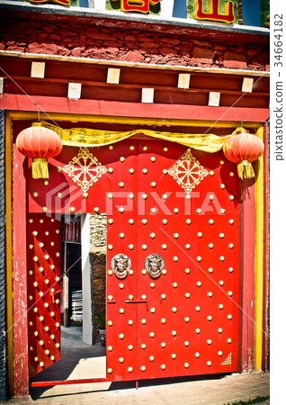 Tradional door of chines buidling in China 34664182