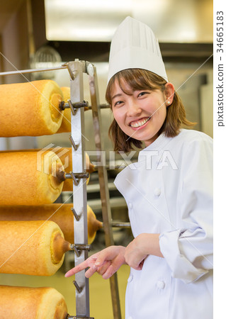 Women making Baumkuchen 34665183