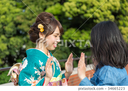 Women and friends wearing kimono 34665223