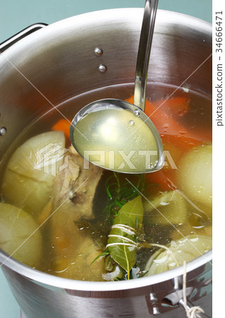 Chicken bouillon 34666471