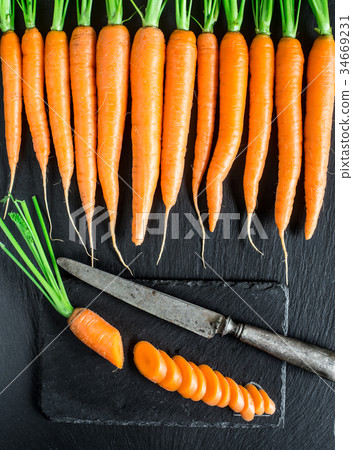 Fresh and sweet carrot Fresh and sweet carrot 34669231