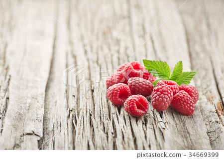 Fresh raspberry with leaves Fresh raspberry with leaves 34669399