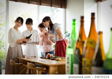 Sake, sake, women's association 34670324