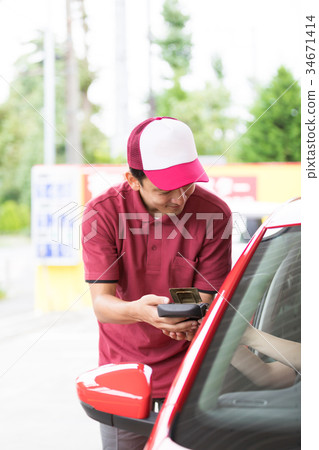 Gas station receiving trash in the car 34671414