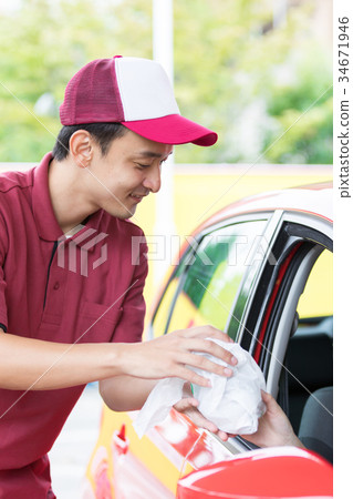Gas station receiving trash in the car 34671946