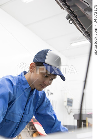 Auto mechanic 34672179