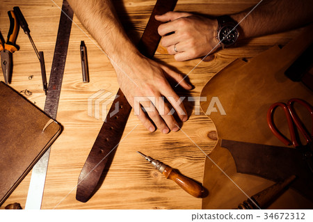 Working process of the leather belt in the leather 34672312