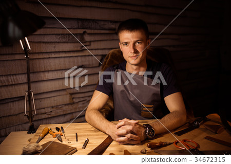 Working process of the leather belt in the leather 34672315