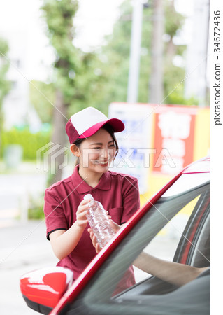 Gas station receiving trash in the car 34672436