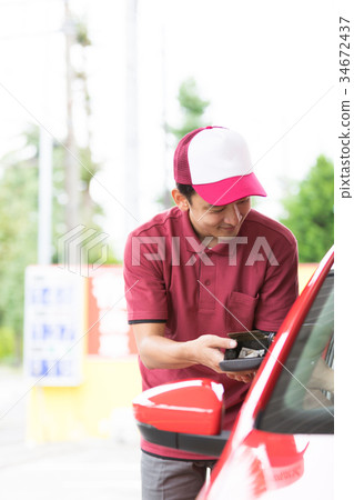 Gas station receiving trash in the car 34672437