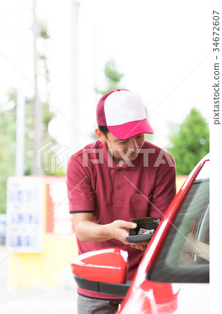 Gas station receiving trash in the car 34672607