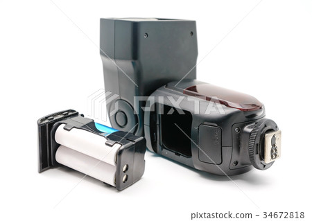 Battery slot in the external flash to the camera Battery slot in the external flash to the camera 34672818