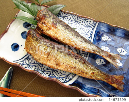 Delicious grilled fish with whole dried sardines 34673899