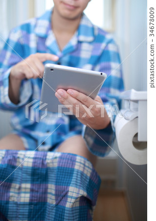 廁所（平板電腦郵件新聞男睡衣睡衣不露面的身體部位廁所爸爸） 34678009