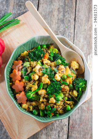 Brown rice with curry powder Brown rice with curry powder 34681573