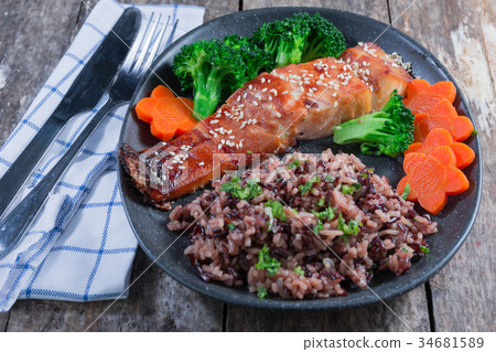 Brown rice with Snapper Grill 34681589