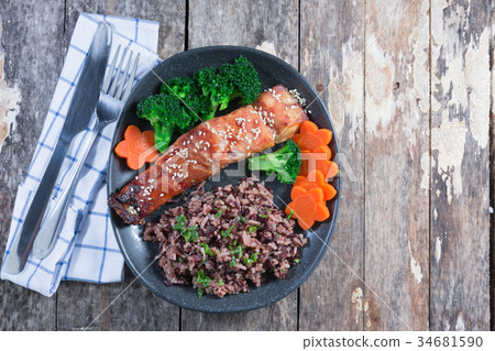 Brown rice with Snapper Grill 34681590