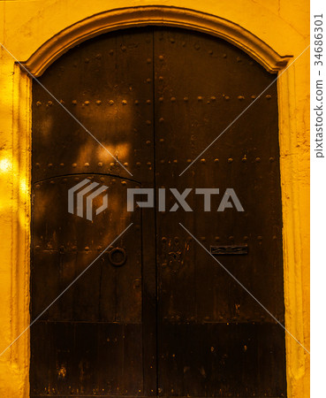 Old gate with interesting texture Old gate with interesting texture 34686301