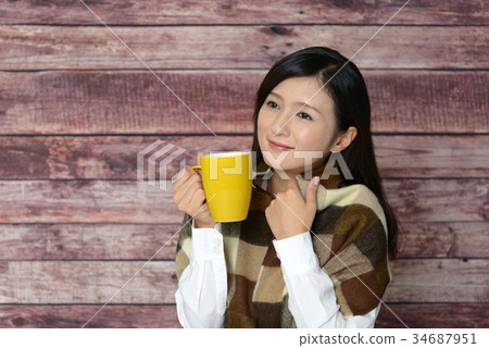 一個女人放鬆的咖啡 一個女人放鬆的咖啡 34687951