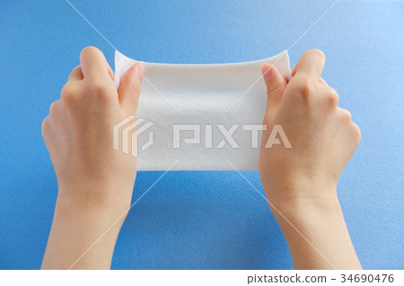 Hand stretching a compress 34690476