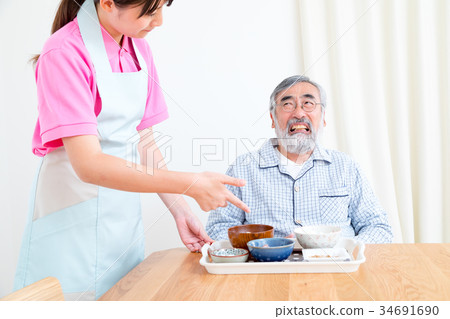 一位拒絕吃飯的老人 34691690