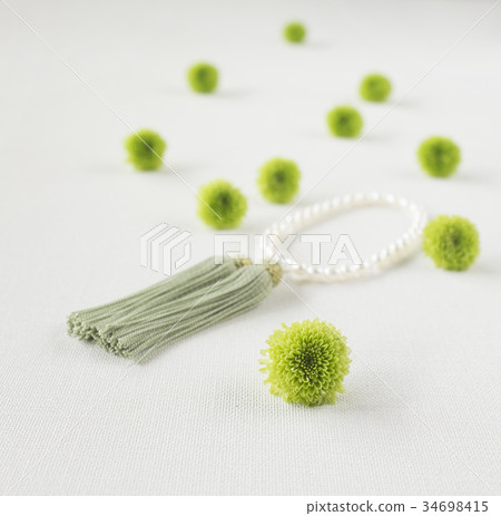 Spray mum and rosary 34698415