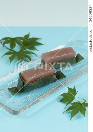 Goro and autumn leaves 34699524