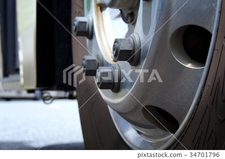 一輛大汽車的鋁輪子 一輛大汽車的鋁輪子 34701796