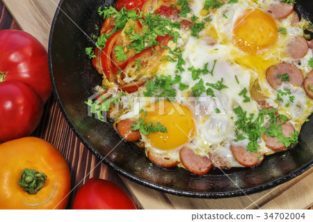 Fried eggs with vegetables 34702004