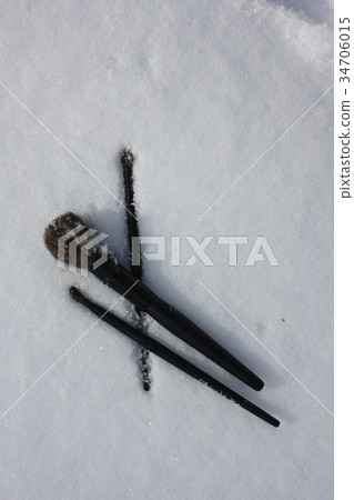 snow powder. cosmetic brushes and snow 34706015