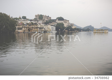 Lake Pichola with City Palace view in Udaipur Lake Pichola with City Palace view in Udaipur 34708982
