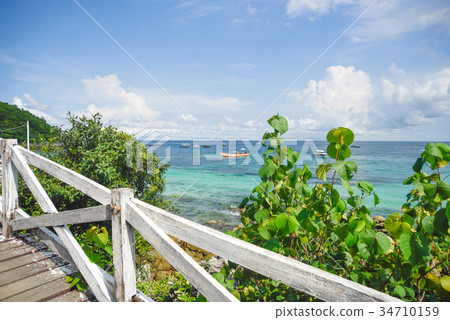 高度透明的Koh Lan海灘 34710159