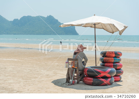 浮動圓環出租在海灘的在泰國 34710260