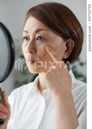 關心皮膚的中年女性 34710759