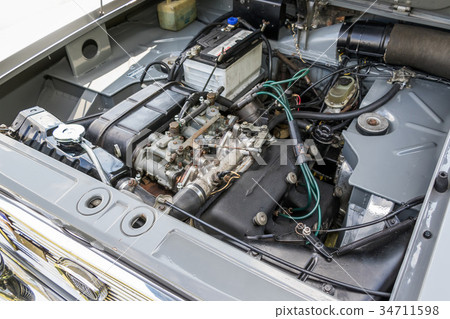 老發動機室減速火箭的汽車老引擎 老發動機室減速火箭的汽車老引擎 34711598