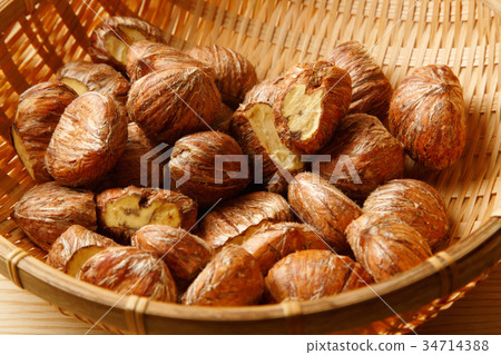 Peeled chestnut with astringent skin 34714388