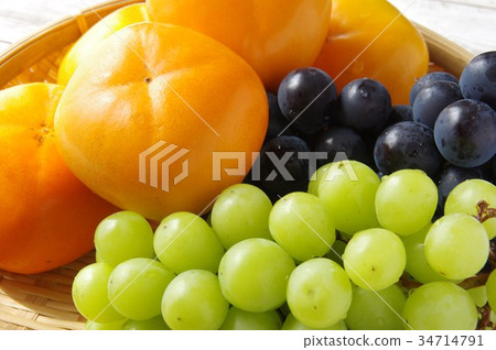 Grapes and grapes autumn fruits Grapes and grapes autumn fruits 34714791