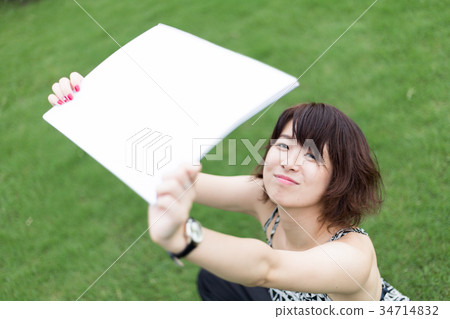 有白板的一位小姐 34714832
