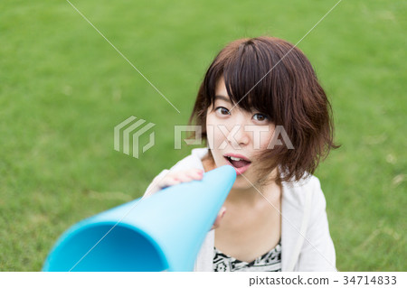 一位年輕的女士用擴音器 34714833