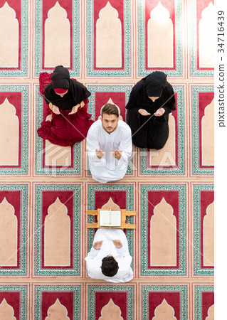 Muslim girl and the man marry by Muslim traditions 34716439