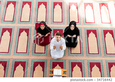 Muslim girl and the man marry by Muslim traditions 34716442