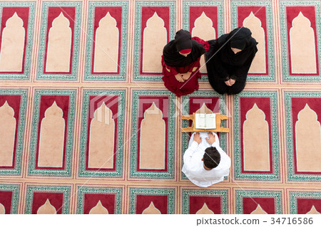 Muslim girl and the man marry by Muslim traditions 34716586