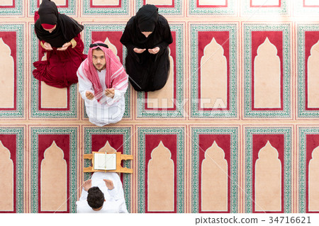 Muslim girl and the man marry by Muslim traditions 34716621