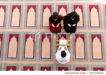 Muslim girl and the man marry by Muslim traditions 34716628