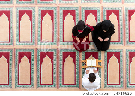 Muslim girl and the man marry by Muslim traditions Muslim girl and the man marry by Muslim traditions 34716629